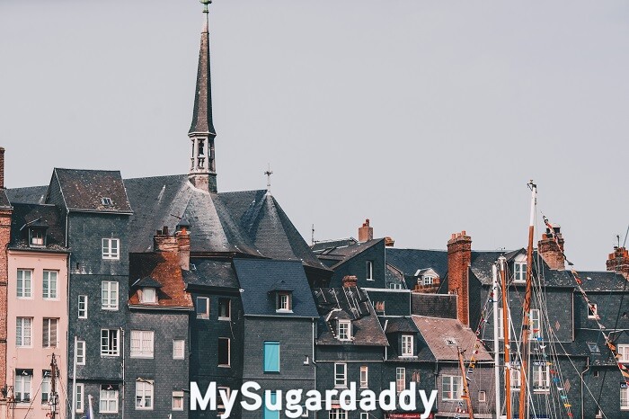 sugar daddy normandie village typique clocher maisons