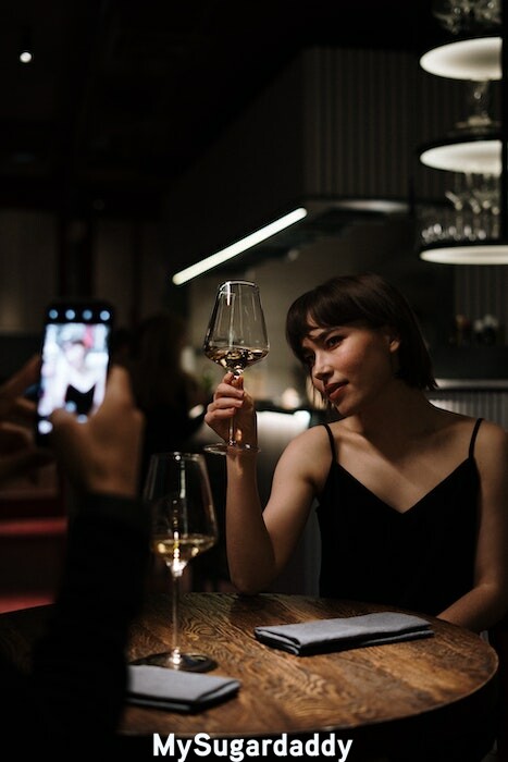 Premier date sujets conversation bar verre de vin femme