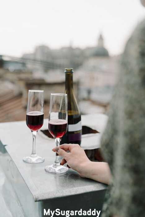 Premier date sujets conversation vin flûte terrasse vue Paris romantique