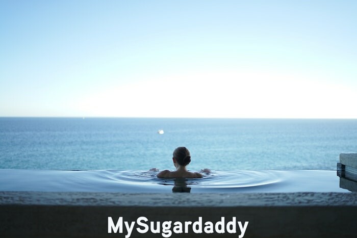 TikTok Sugar Babys vacances riche océan paradisiaque piscine crépuscule